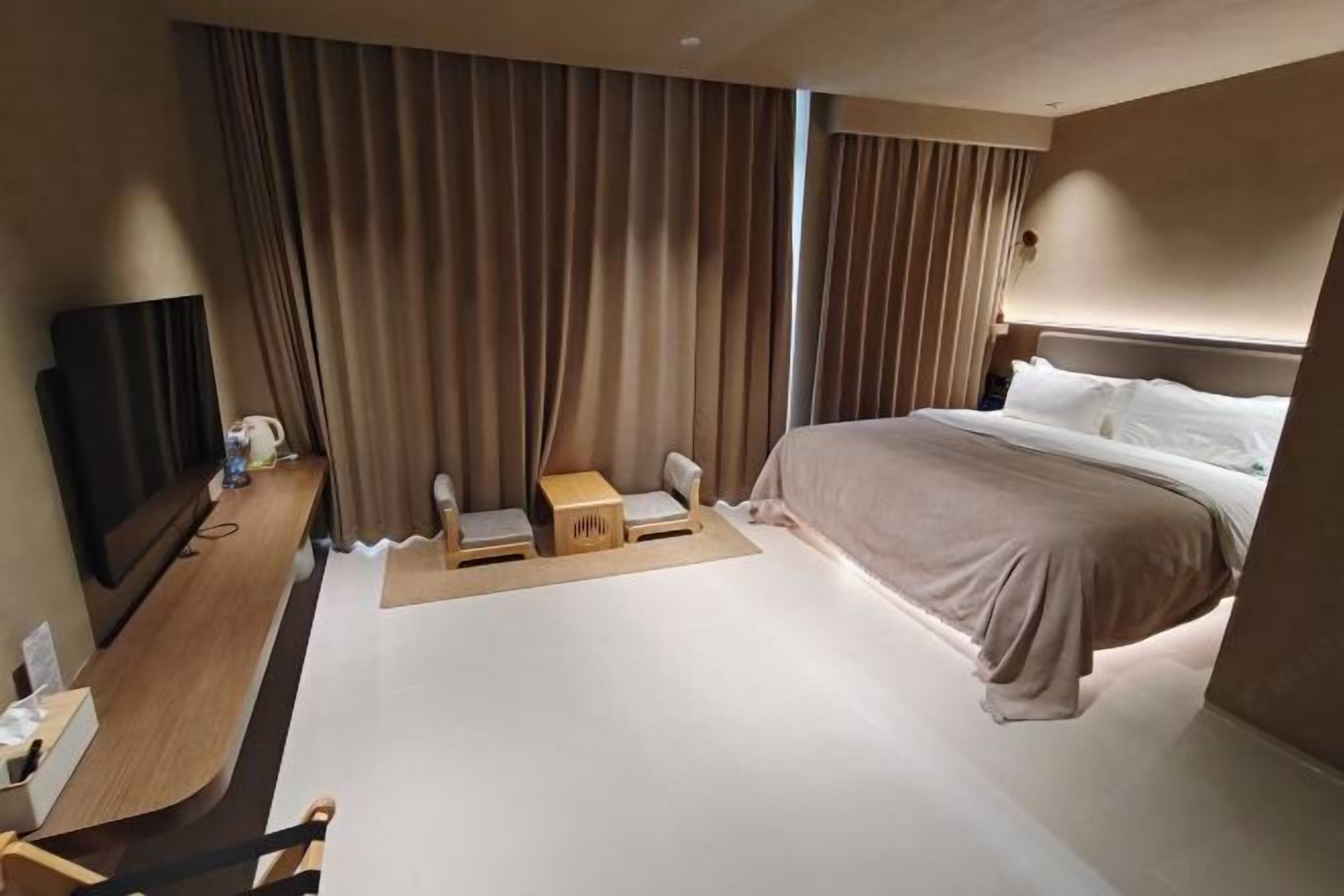 Frigobar, cofres nos quartos, escrivaninha