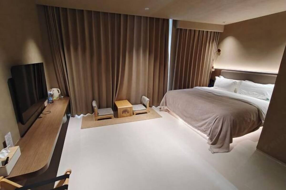 Frigobar, cofres nos quartos, escrivaninha