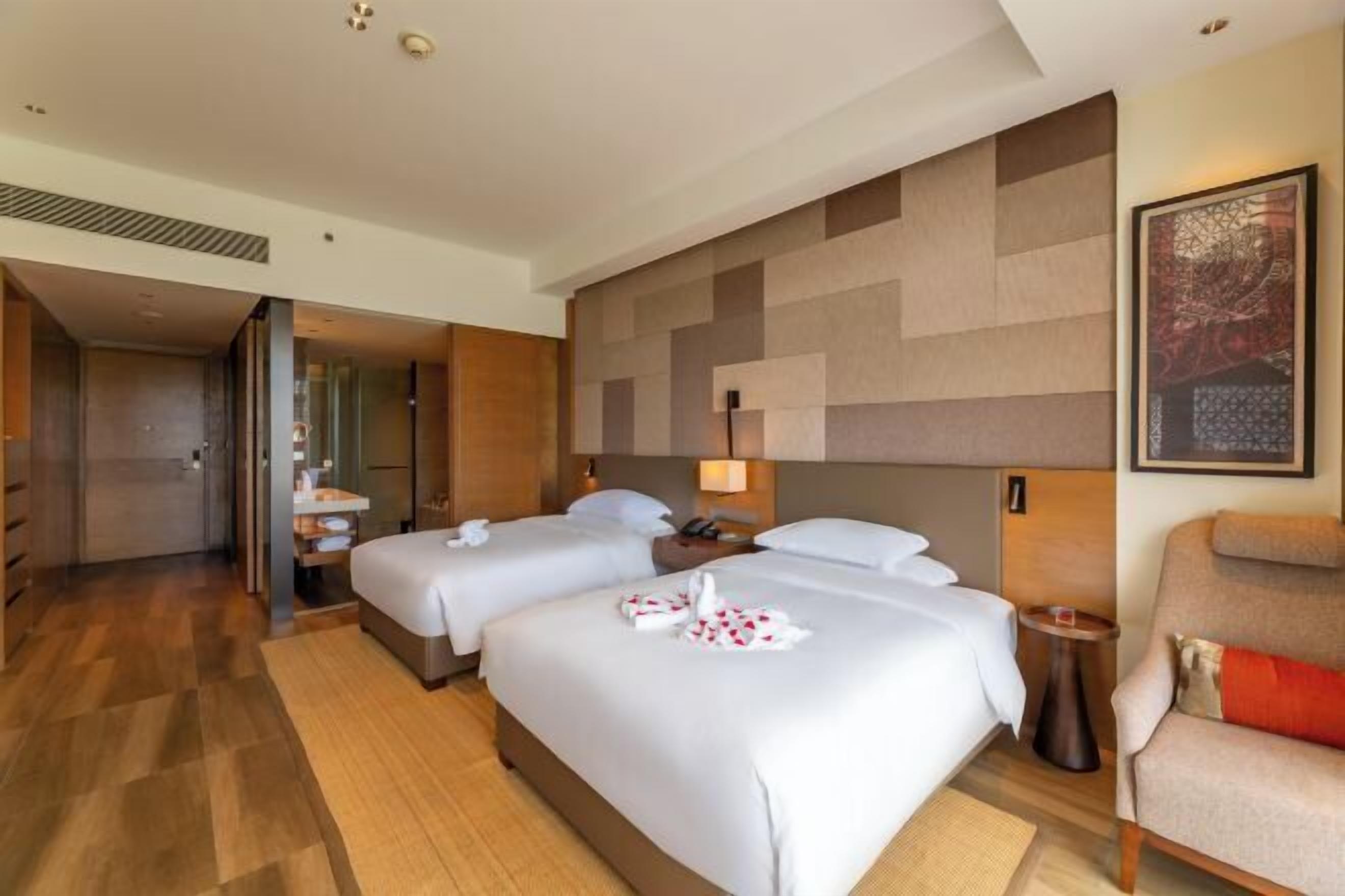 Minibar, Zimmersafe, Schreibtisch, laptopgeeigneter Arbeitsplatz