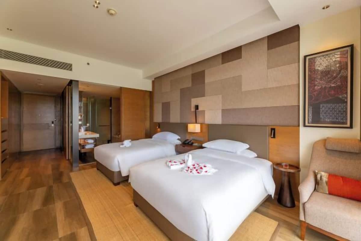 Minibar, Zimmersafe, Schreibtisch, laptopgeeigneter Arbeitsplatz