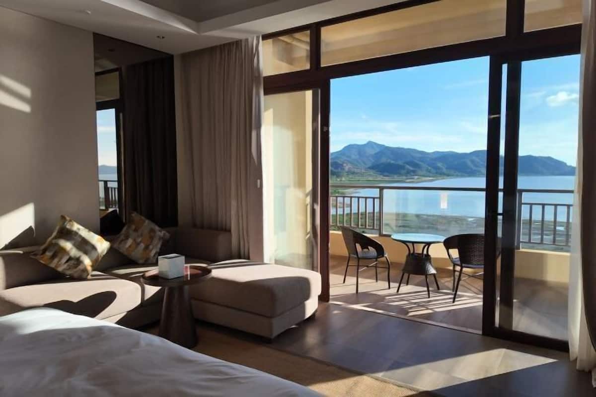 Minibar, caja de seguridad en la habitación y escritorio