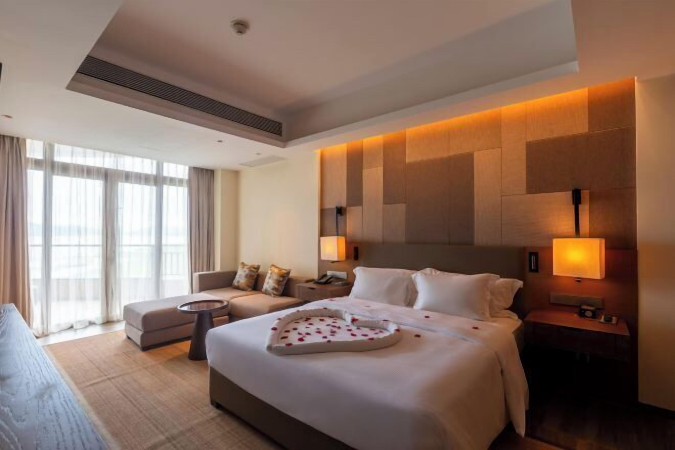 Frigobar, cofres nos quartos, escrivaninha