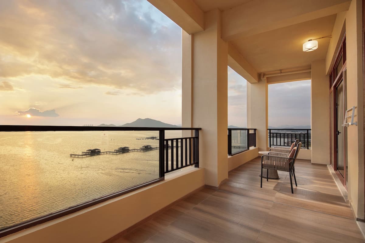 Family Room with Sea View | Minibar, in-room safe, desk, laptop workspace