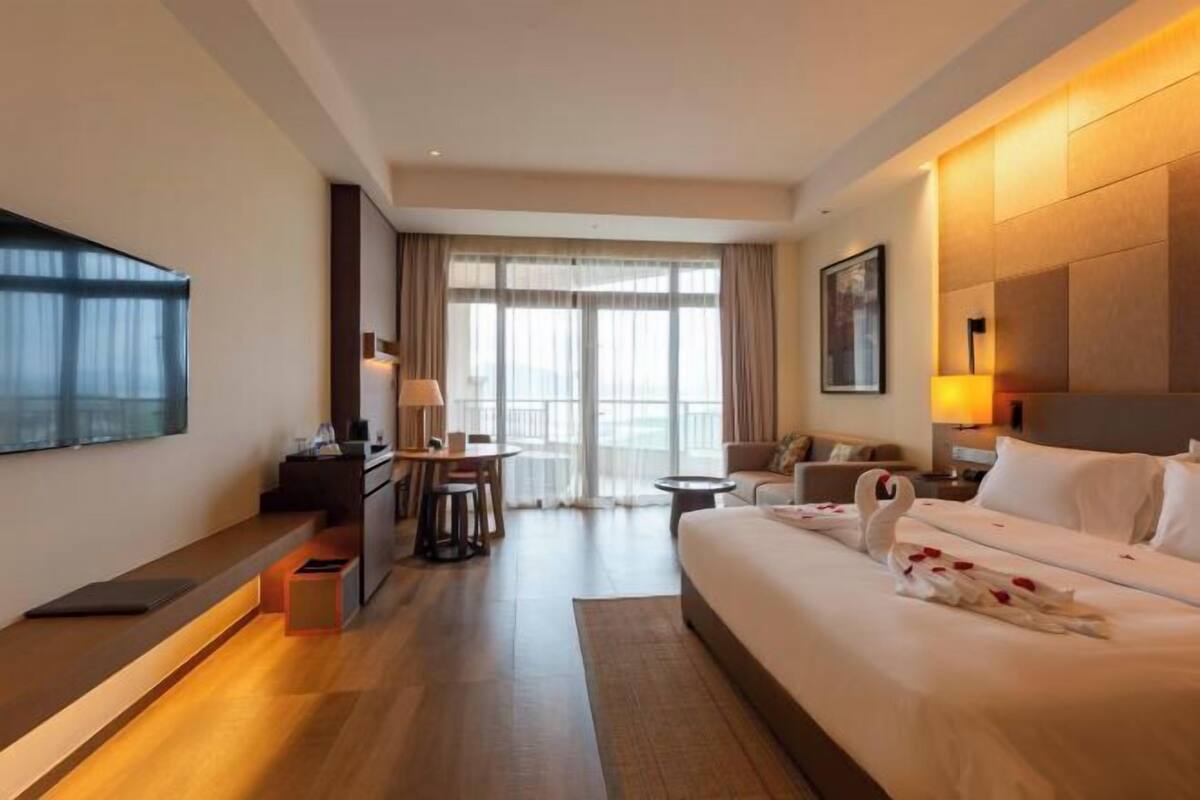 Frigobar, cofres nos quartos, escrivaninha