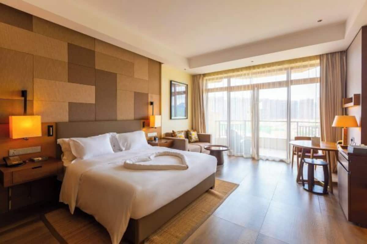 Minibar, caja de seguridad en la habitación y escritorio