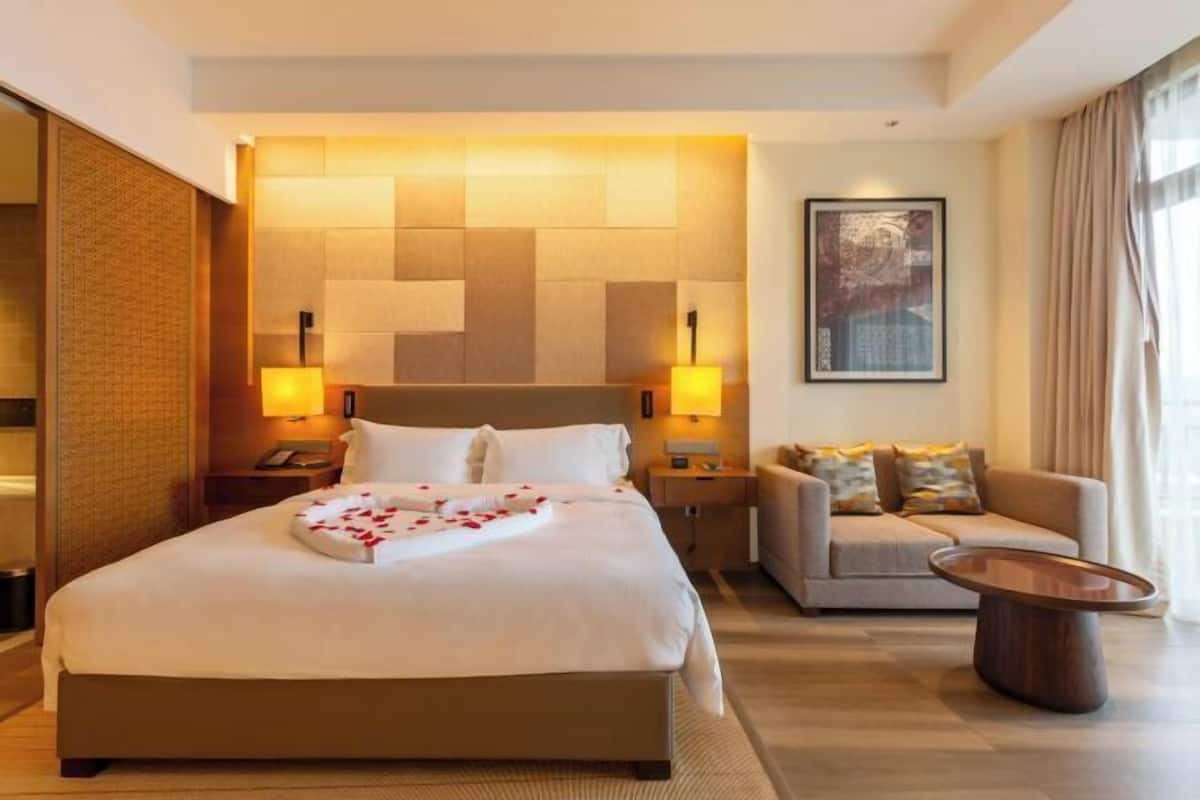 Minibar, caja de seguridad en la habitación y escritorio