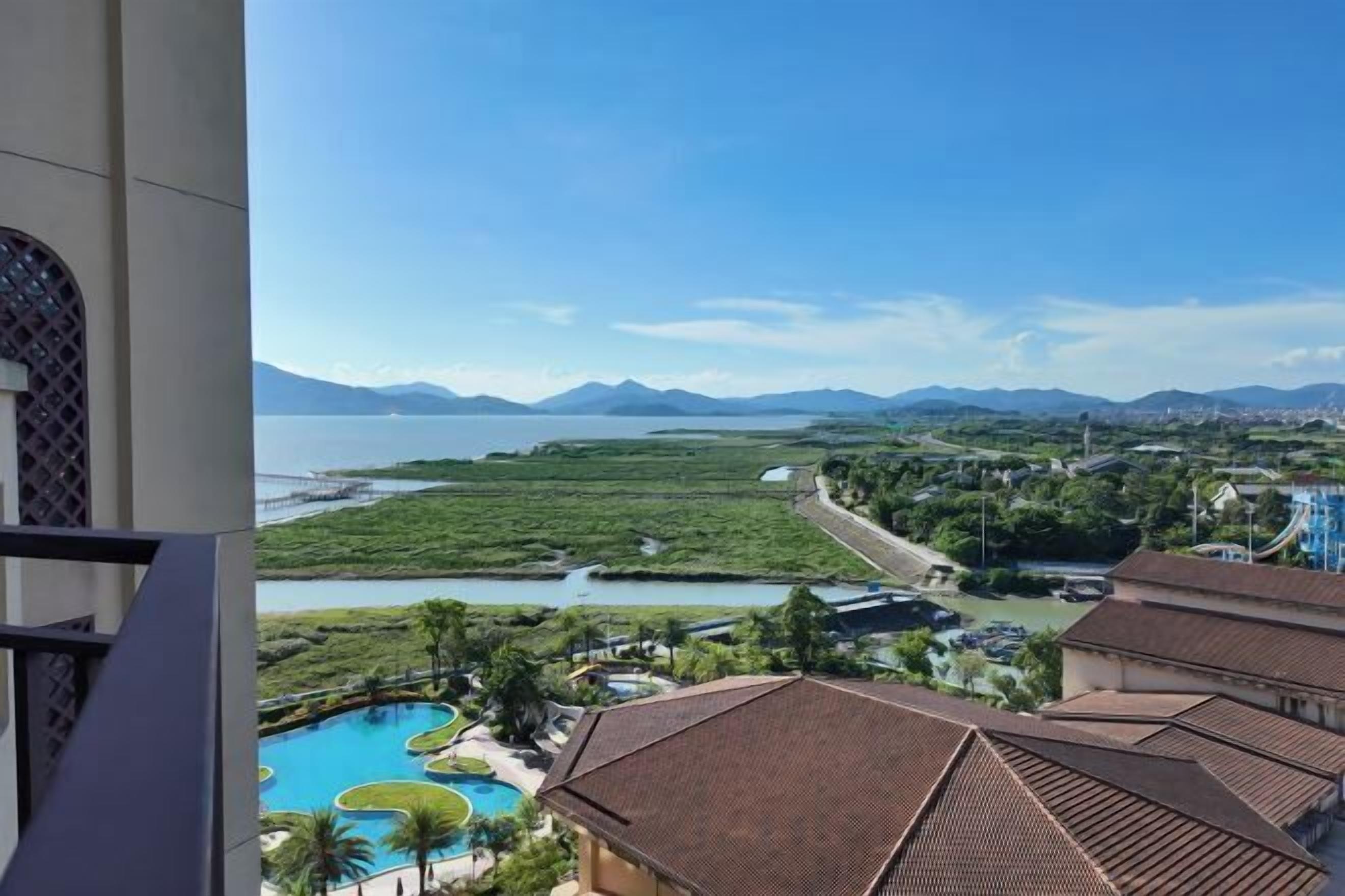 Minibar, brankas, meja kerja, dan ruang kerja ramah laptop