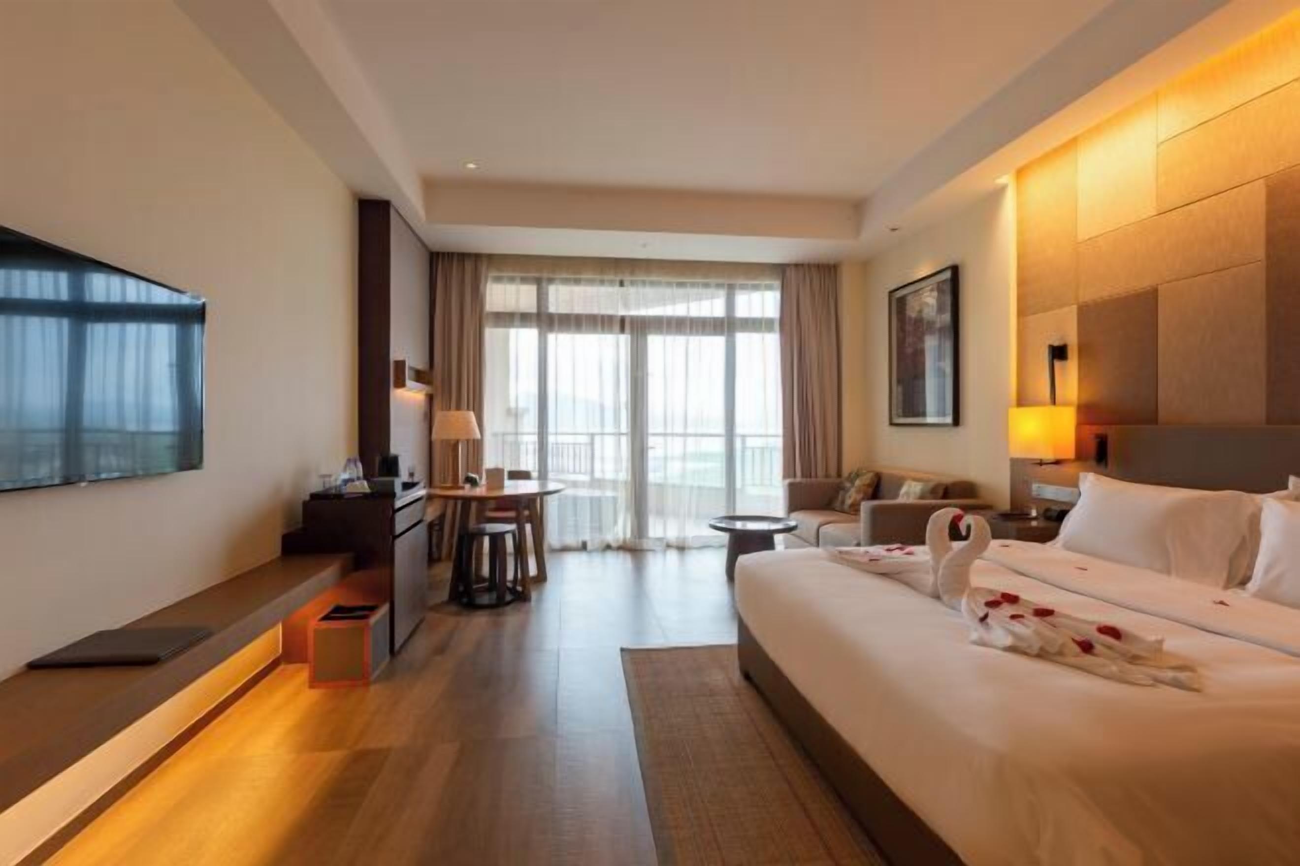 Minibar, brankas, meja kerja, dan ruang kerja ramah laptop