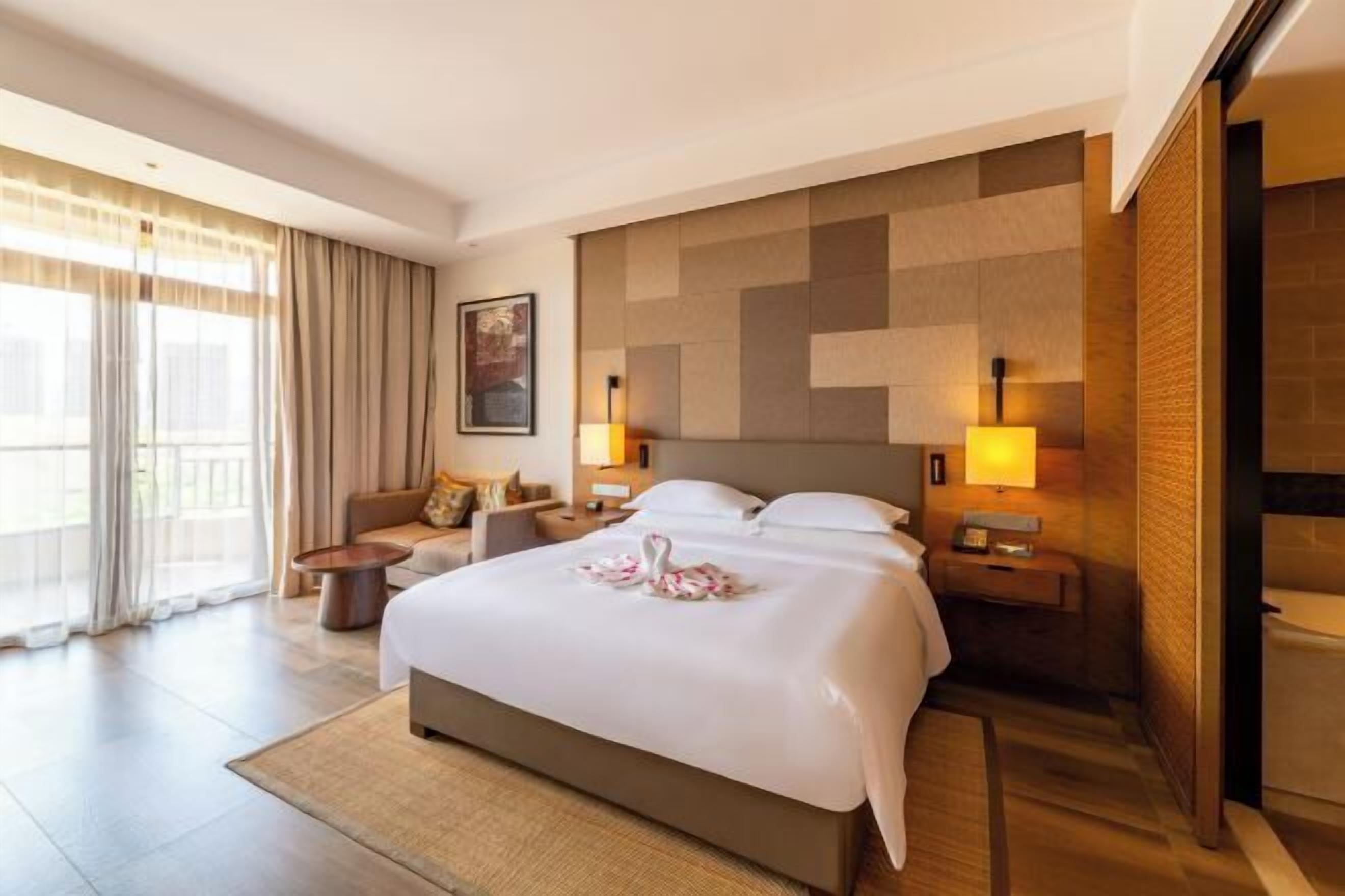 Minibar, brankas, meja kerja, dan ruang kerja ramah laptop