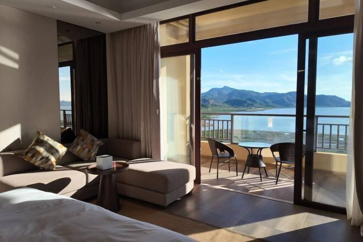 Minibar, brankas, meja kerja, dan ruang kerja ramah laptop