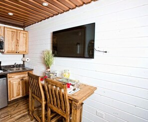 Fridge, microwave, stovetop, coffee/tea maker - Life's Suites (Hamlin)