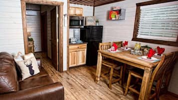 Jääkaappi, mikroaaltouuni, liesi, kahvin-/teenkeitin