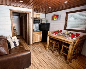 Refrigerador, microondas, parrilla de estufa y cafetera y tetera 