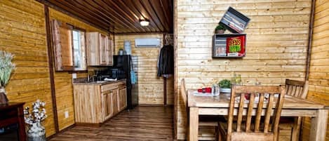 Kylskåp, mikrovågsugn, spishäll och kaffe- och tebryggare