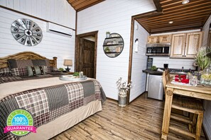 Suite Junior, 1 grand lit, non-fumeurs | Draps en coton égyptien, literie de qualité supérieure, surmatelas