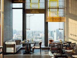 Se sirven desayunos, almuerzos y cenas; con vista al jardín