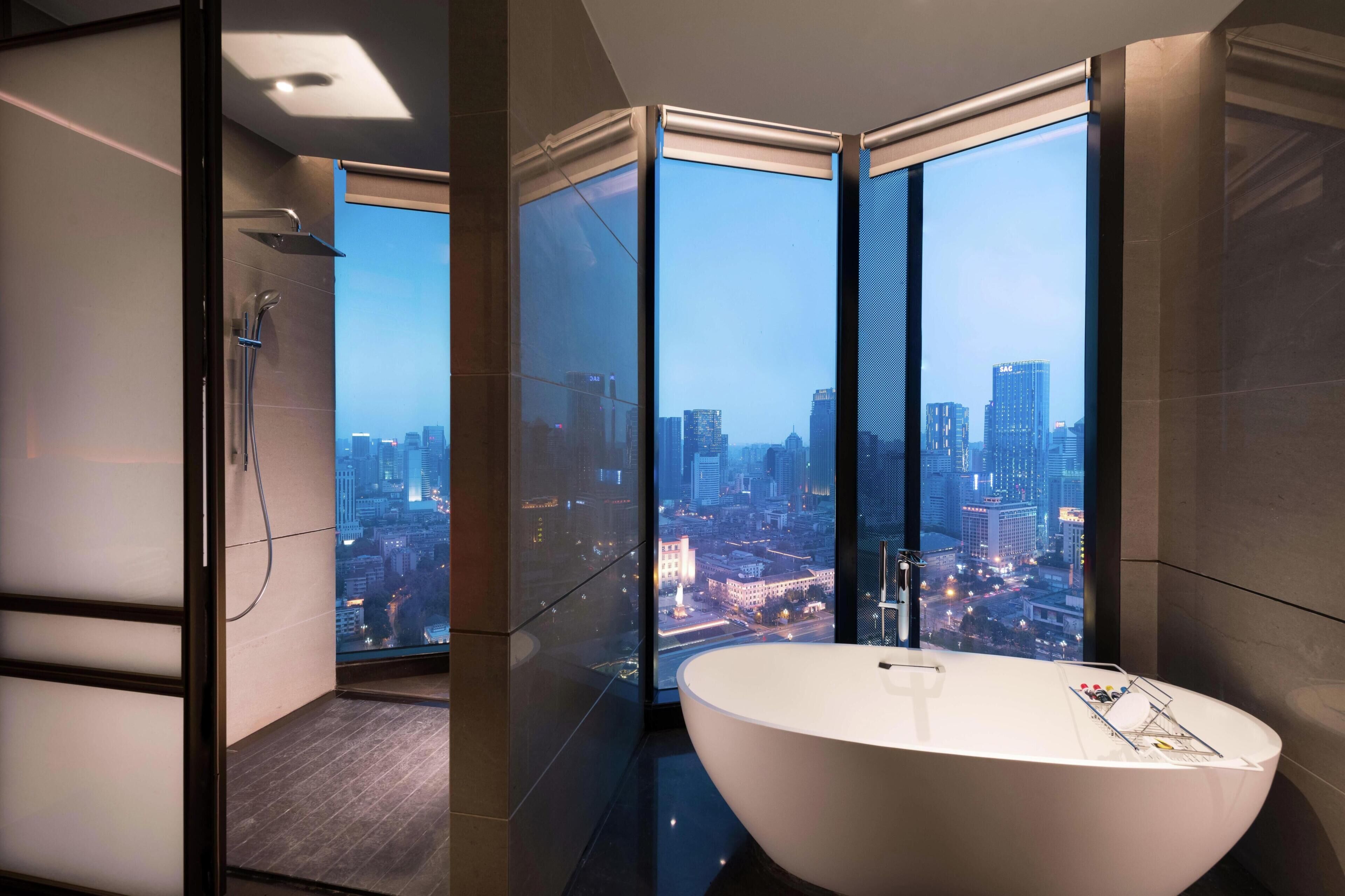 Grand-Suite, 1 King-Bett (Tianfu Square View) | Badezimmer | Komfortbadewanne, Regendusche, kostenlose Toilettenartikel, Haartrockner