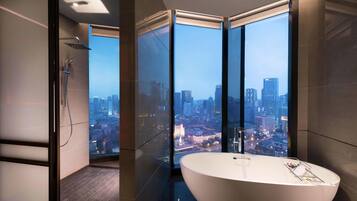 Grand-Suite, 1 King-Bett (Tianfu Square View) | Badezimmer | Komfortbadewanne, Regendusche, kostenlose Toilettenartikel, Haartrockner