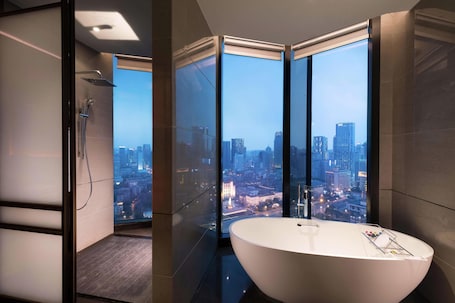 King Grand Skyline Tianfu Square View Suite | Bathroom. Canopy by Hilton Chengdu City Centre