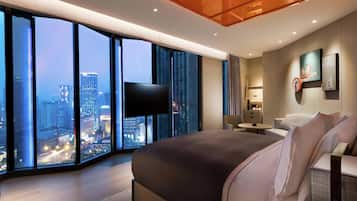 Selimut bulu angsa, busa memori, minibar, dan brankas