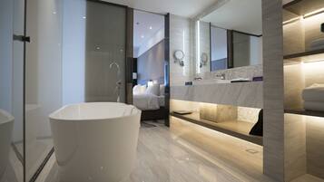 Baignoire et douche séparées, articles de toilette gratuits