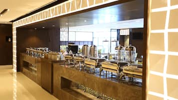 Daily buffet breakfast (CNY 78 per person)