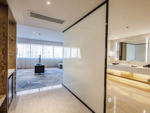 1 habitación, caja de seguridad en la habitación y escritorio