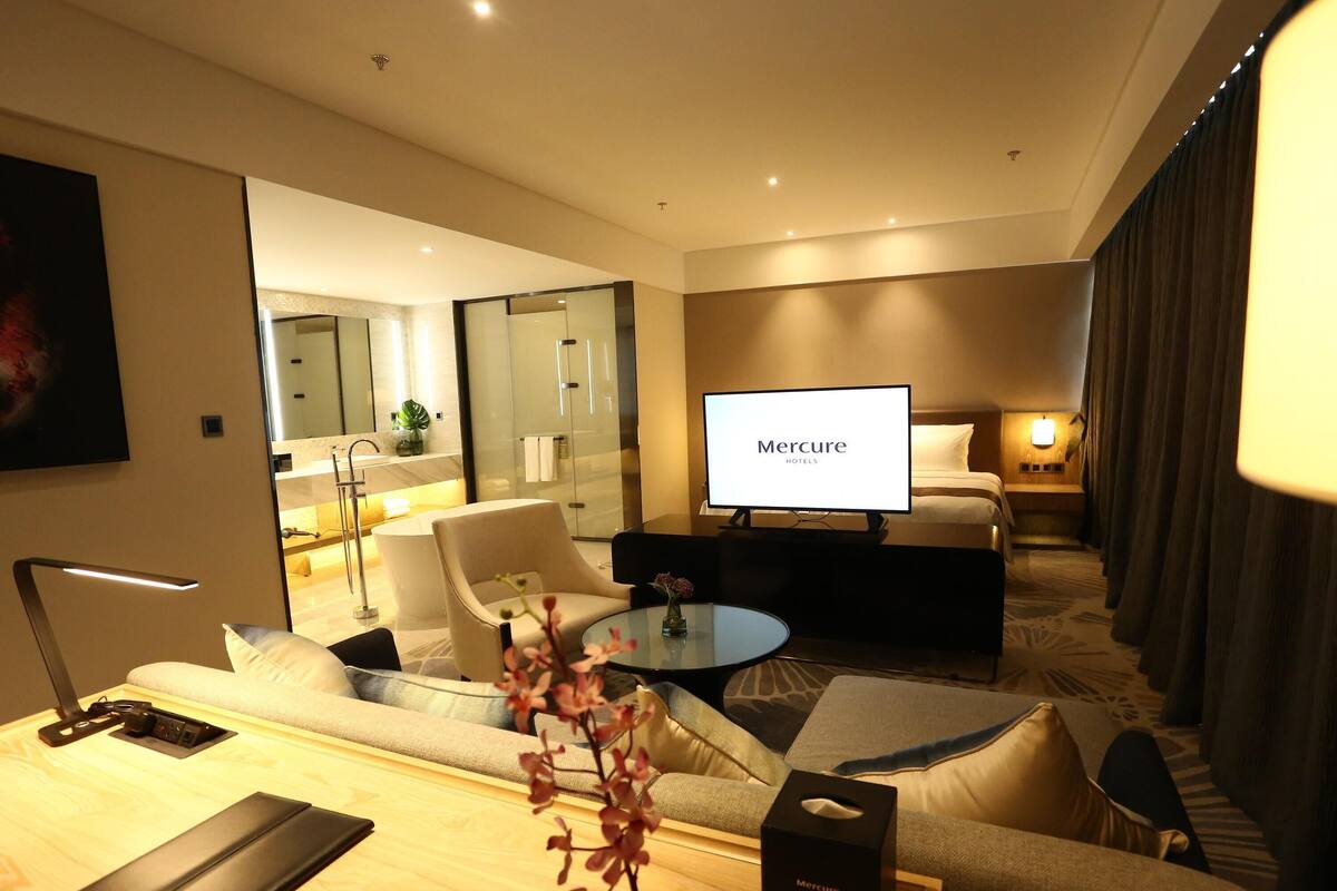 Deluxe Suite, 1 King Bed
