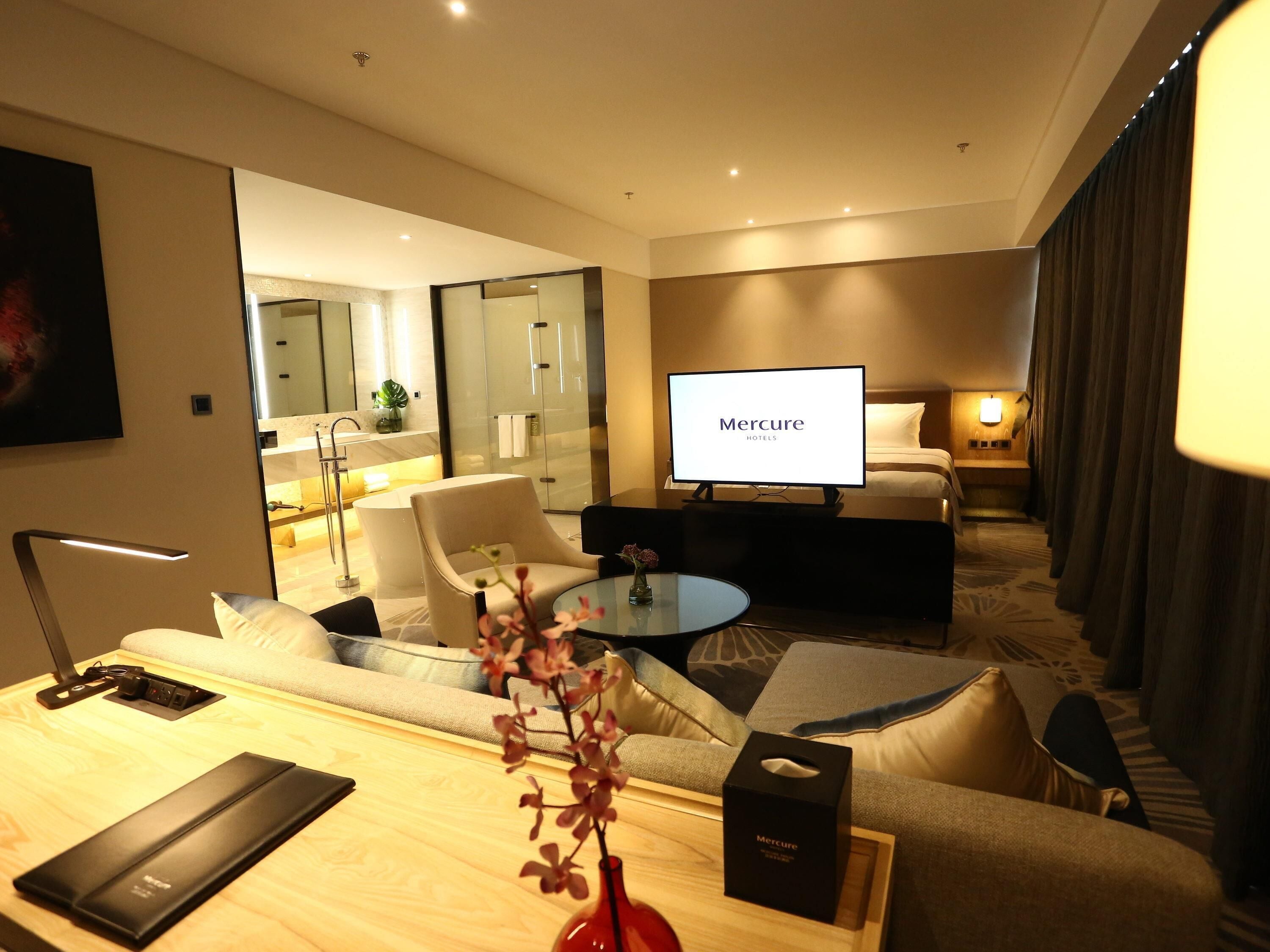 Deluxe Suite, 1 King Bed | In-room safe, desk, iron/ironing board, free cribs/infant beds