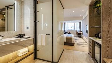 1 habitación, caja de seguridad en la habitación y escritorio