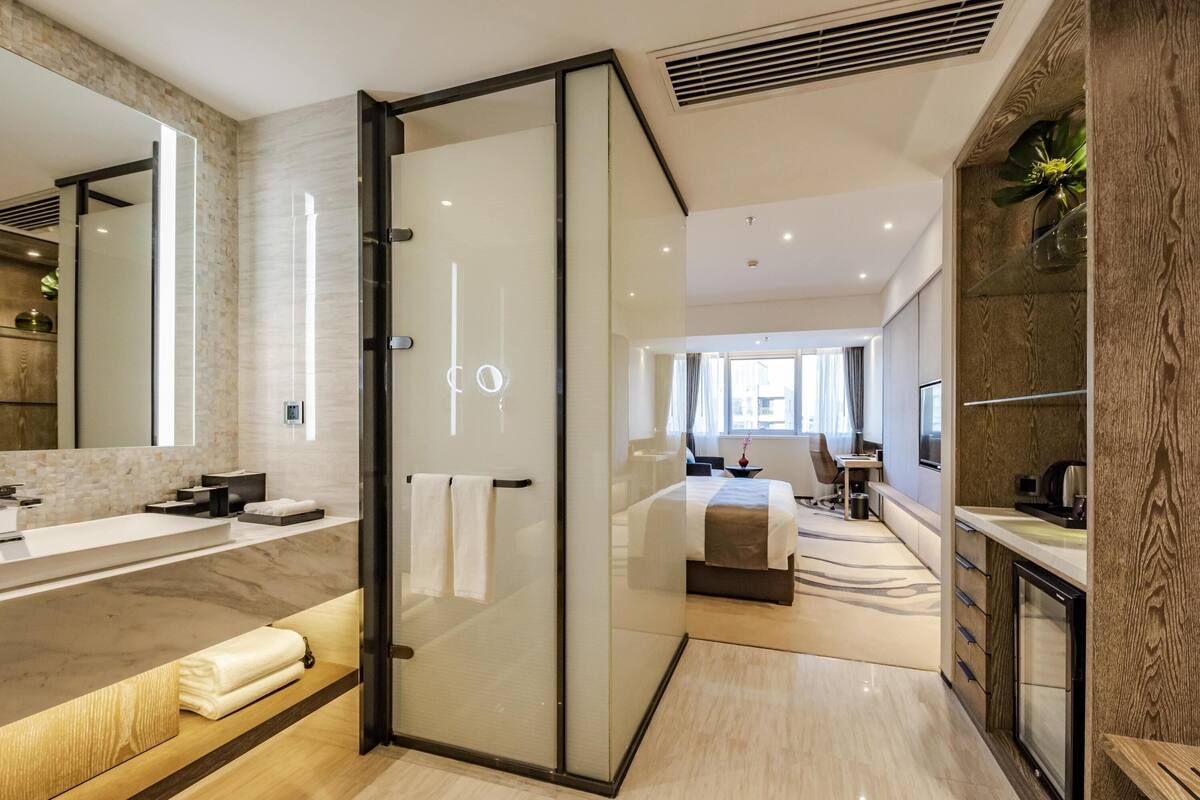 Standard Room, 1 King Bed | 1 bedroom, in-room safe, desk, iron/ironing board