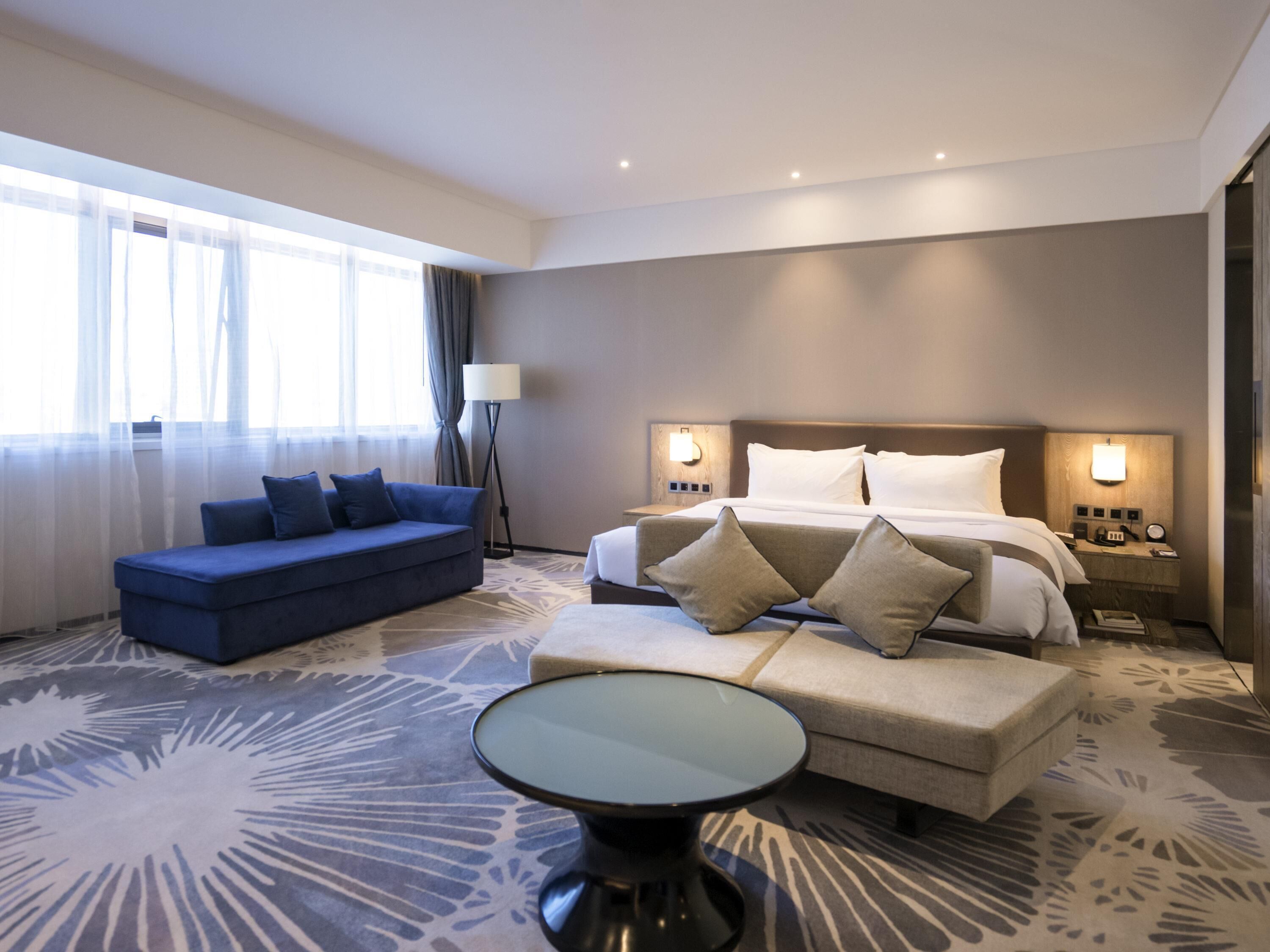 Coffres-forts dans les chambres, bureau, fer et planche à repasser