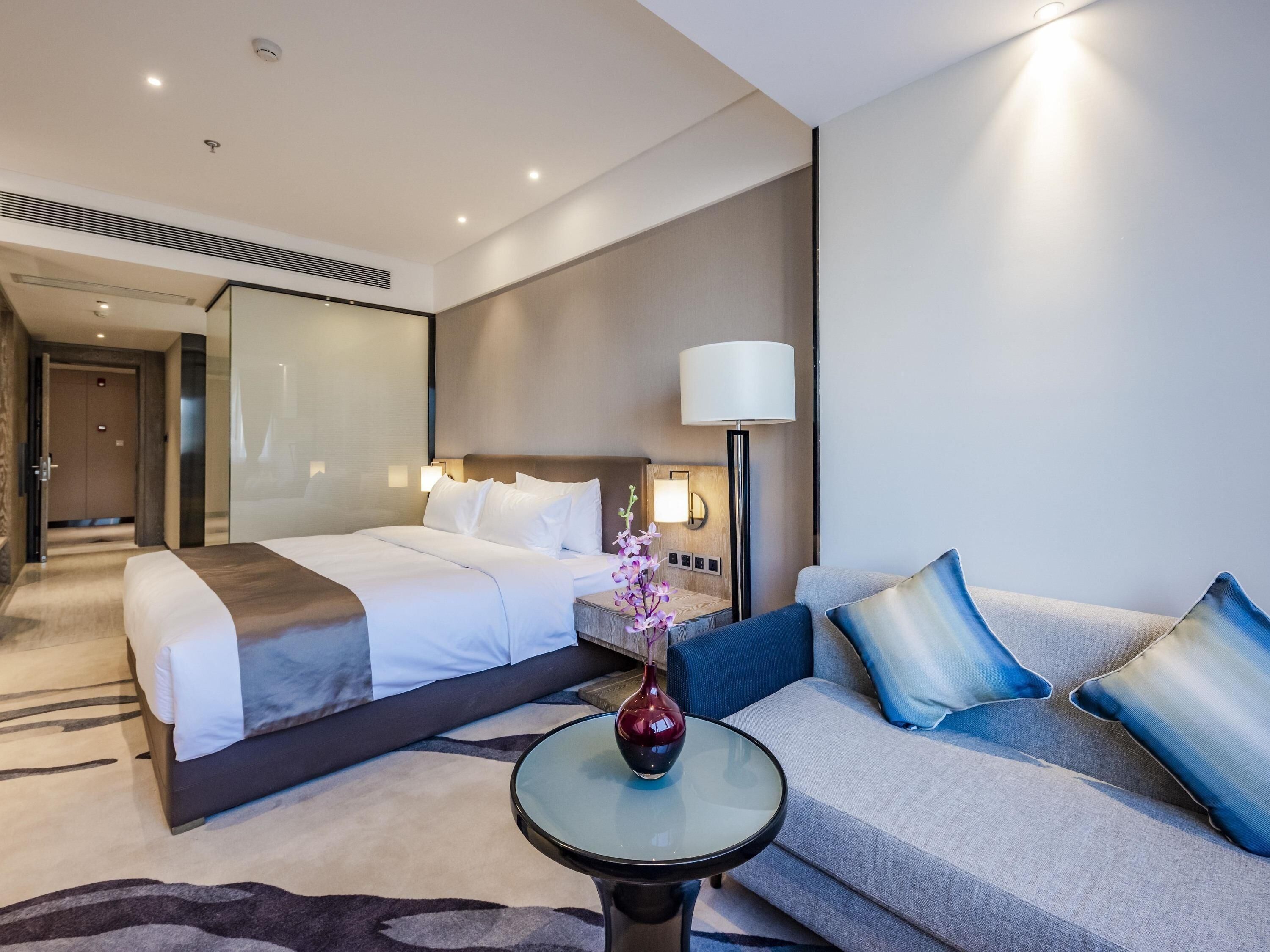 Standard Room, 1 King Bed | In-room safe, desk, iron/ironing board, free cribs/infant beds