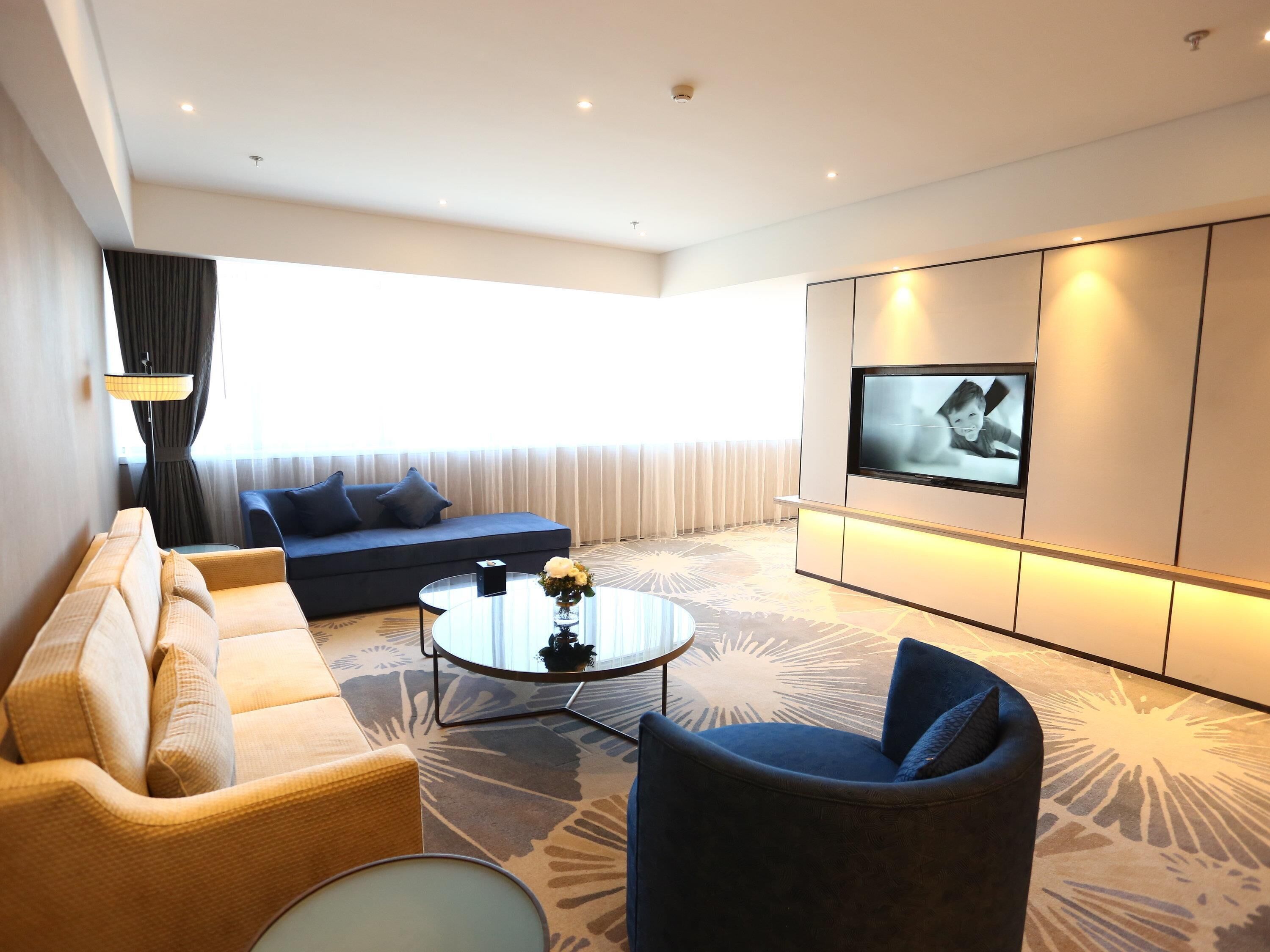 Executive Suite, 1 King Bed | In-room safe, desk, iron/ironing board, free cribs/infant beds