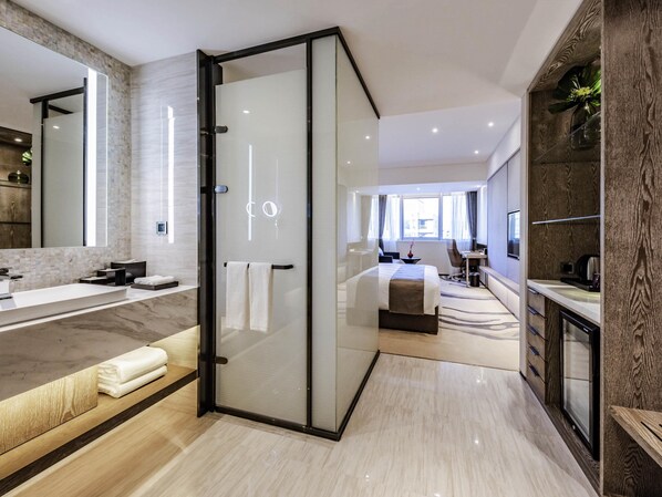 1 habitación, caja de seguridad en la habitación y escritorio 