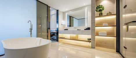 Superior Room, 1 Katil Raja (King) | Peti besi dalam bilik, meja, seterika/papan seterika