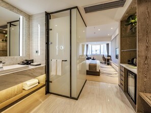 1 Schlafzimmer, Zimmersafe, Schreibtisch, Bügeleisen/Bügelbrett