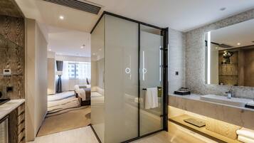 Chambre Standard, 2 lits une place | Coffres-forts dans les chambres, bureau, fer et planche Ă repasser