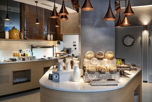 每日供应自助式早餐（每人 EUR 17）