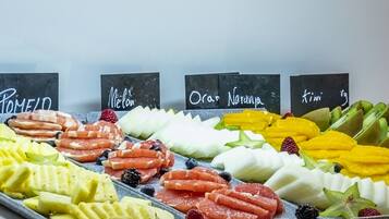 A fruit display with labels for different types of fruits.