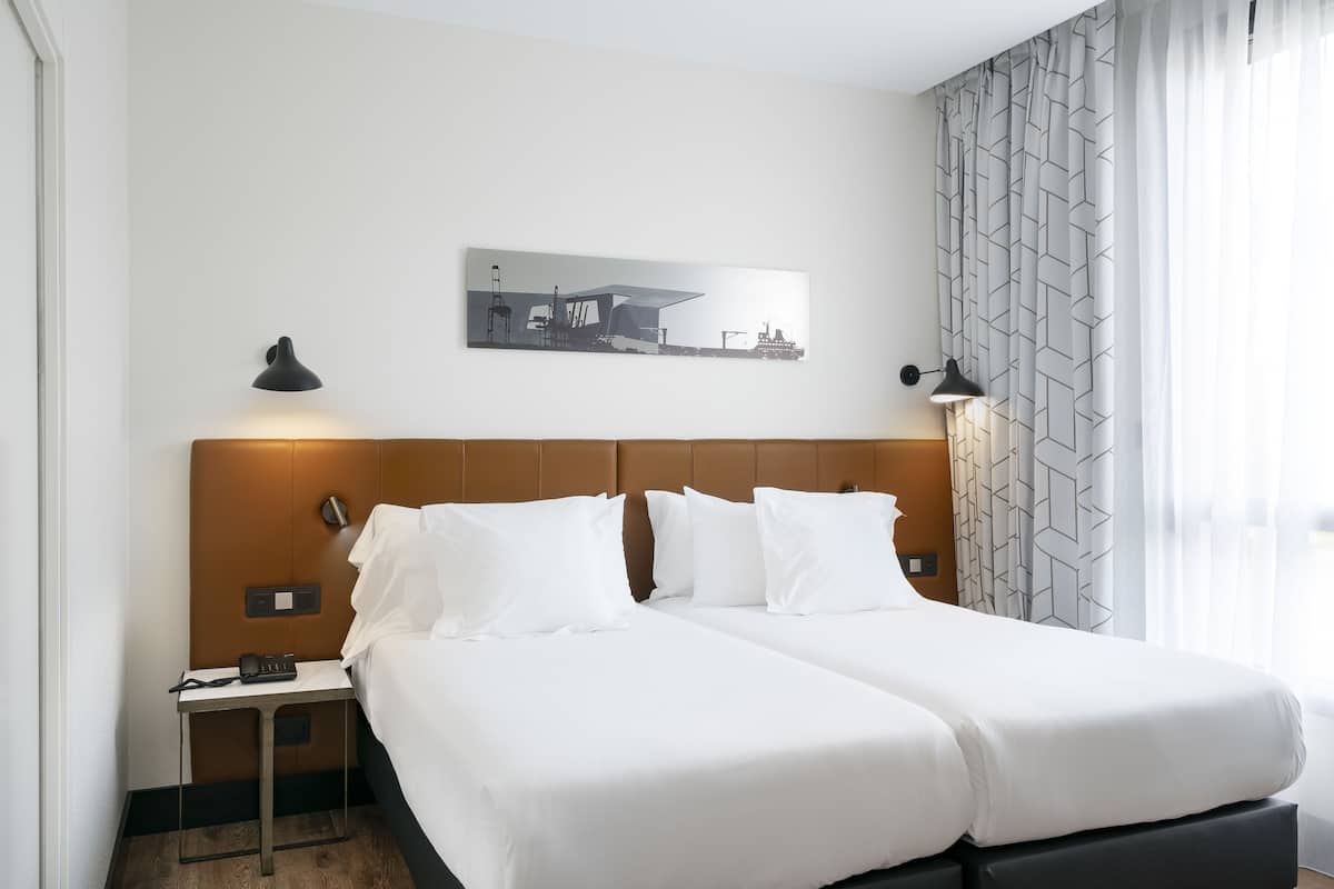1 bedroom, premium bedding, down duvets, minibar