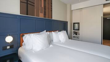 Tweepersoonskamer, voor 1 persoon, uitzicht op rivier | 1 slaapkamer, luxe beddengoed, donzen dekbedden, een minibar
