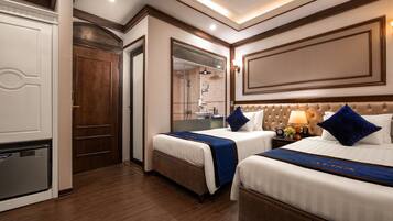 Une chambre d’hôtel avec deux lits, une salle de bain et un mini-bar.