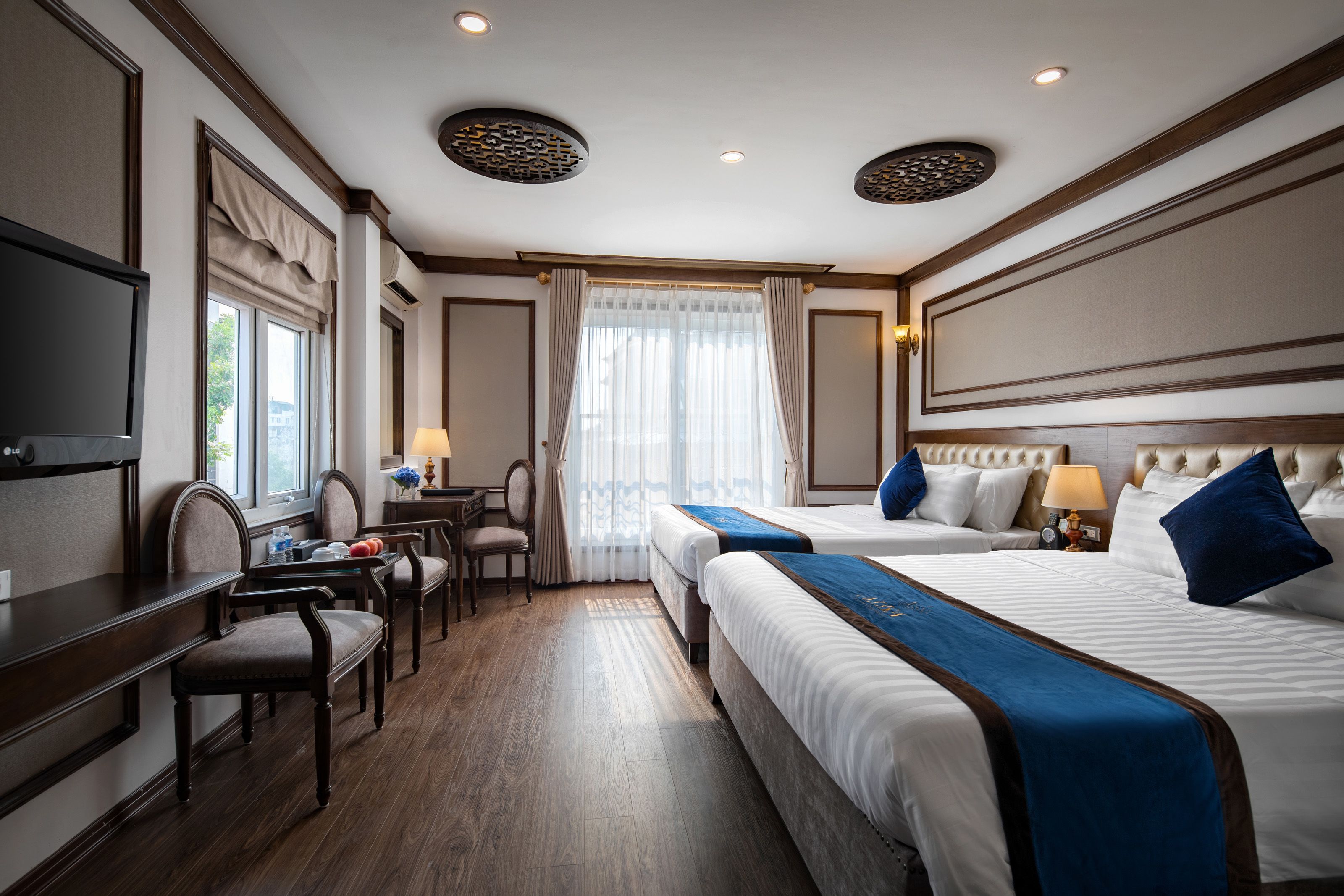 premium bedding, minibar, in-room safe, desk