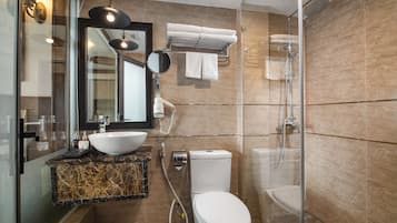Dusche, kostenlose Toilettenartikel, Haartrockner, Bademäntel