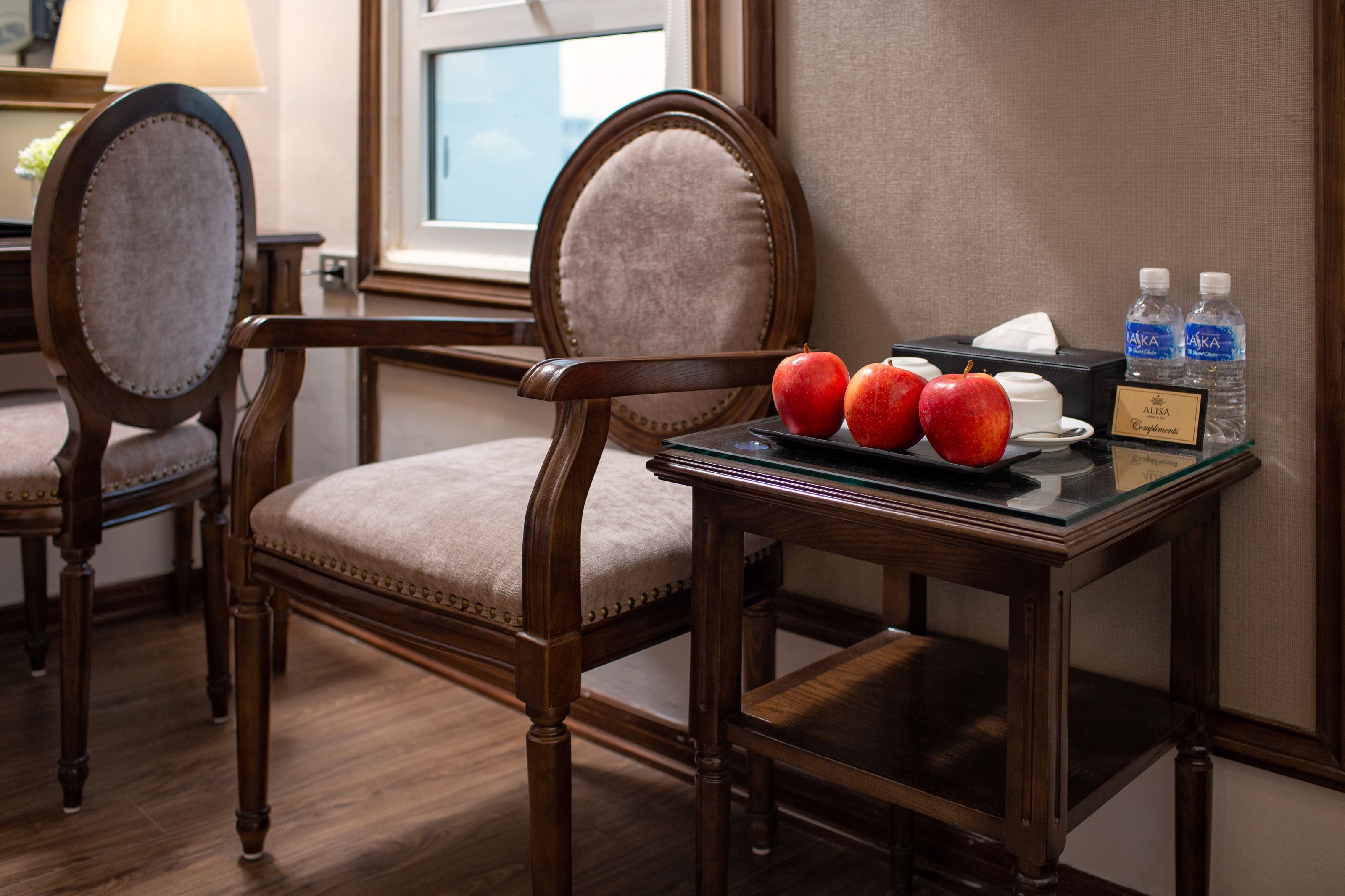 suite | living area | lcd tv