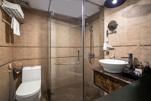 ฝักบัว, ของใช้ในห้องน้ำฟรี, ไดร์เป่าผม, เสื้อคลุมอาบน้ำ