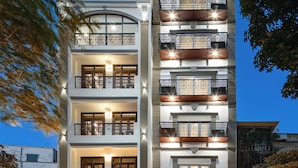 Un hotel de varios pisos con balcones, una cafetería y un spa.