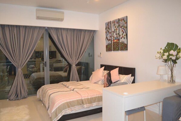 Estudi (Apartment) | Cortines opaques i habitacions insonoritzades 