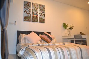 Estudi (Apartment) | Cortines opaques i habitacions insonoritzades 